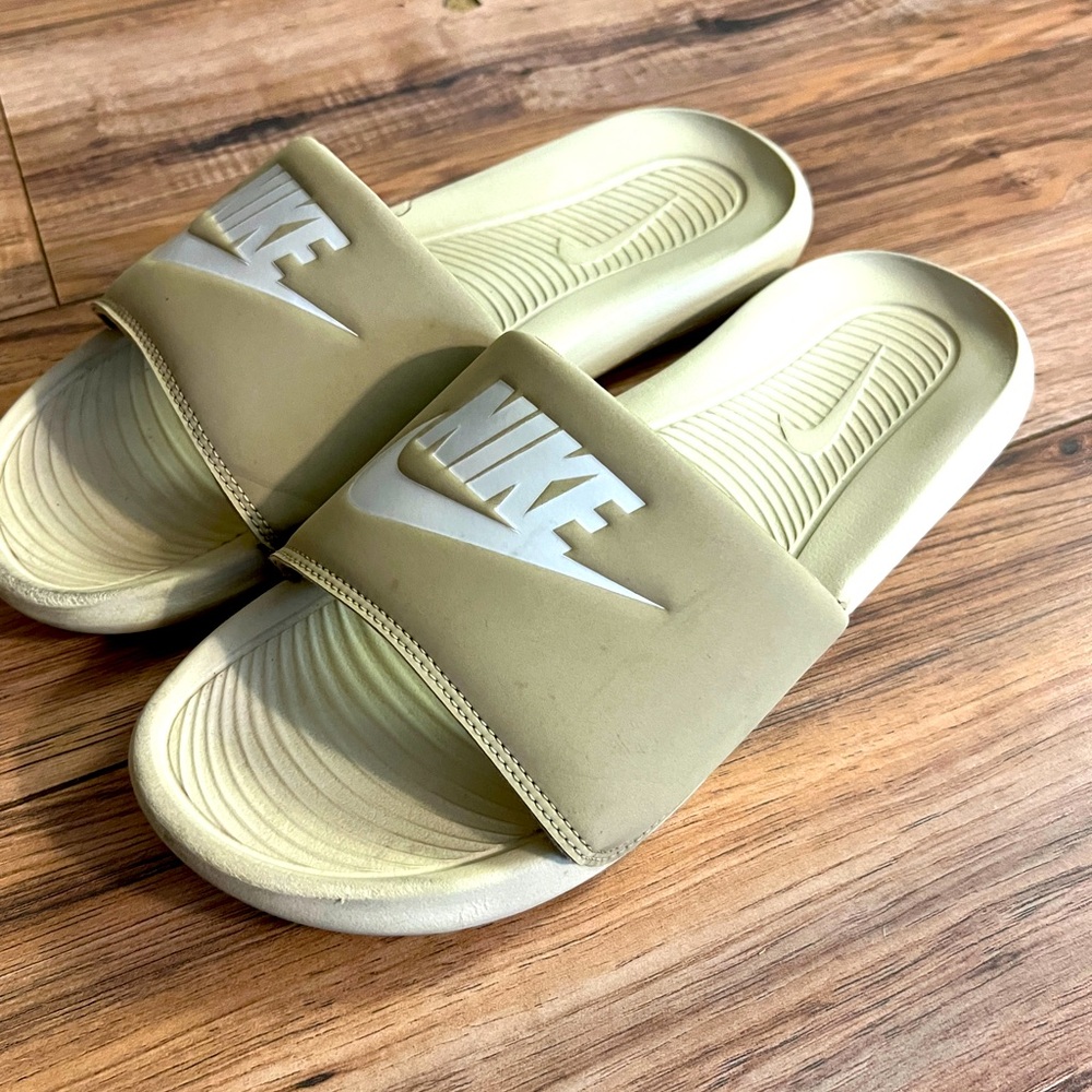 🔥Men’s Nike Slides Size  12 Tan/White Victory One